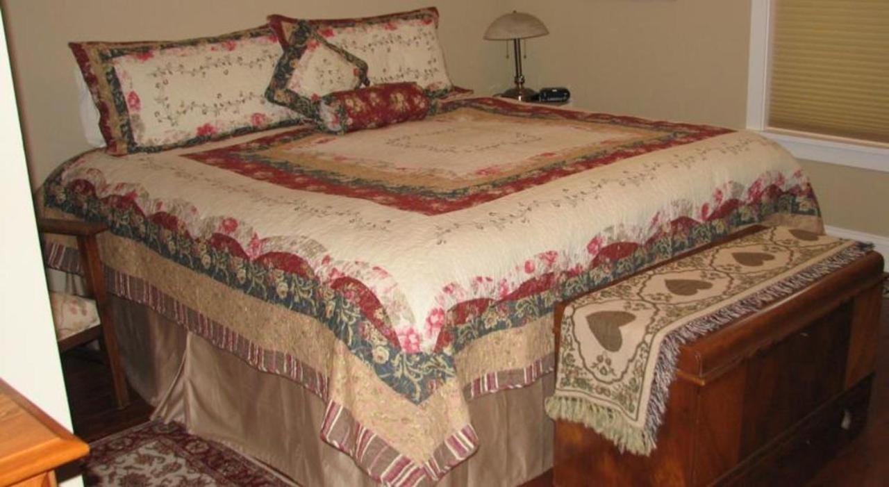 Chesterfield Inn Kelowna Room photo